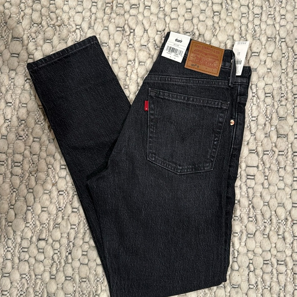 ANTHROPOLOGIE LEVI 501 high rise skinny jeans in noir/black. Size 25